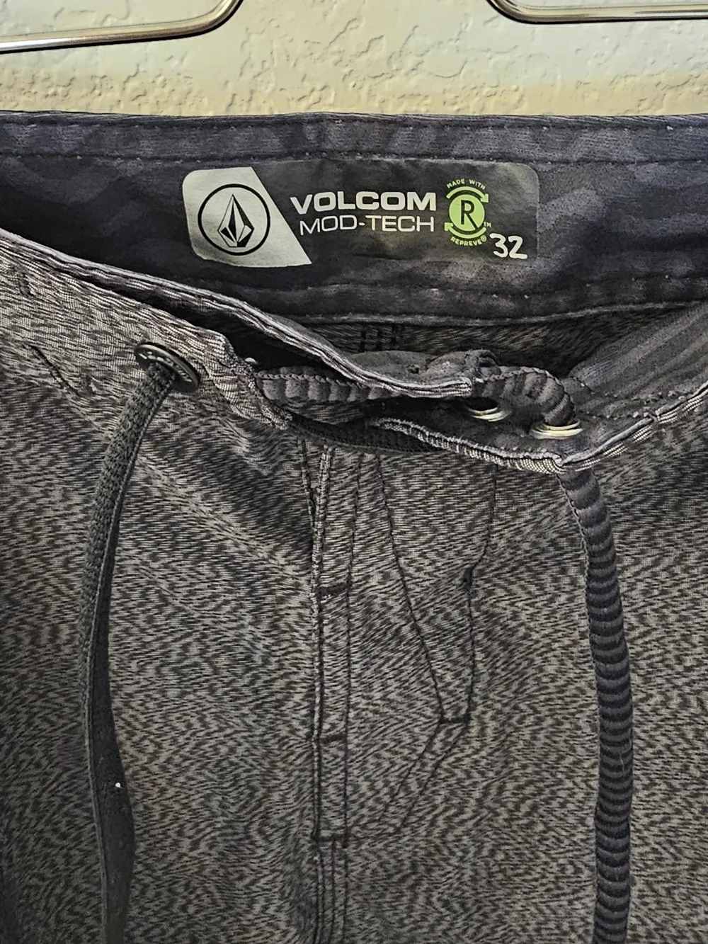 Volcom Mod-Tech Boardshorts Mens 32 Gray REPREVE theCHIVE Logo Surf Shorts